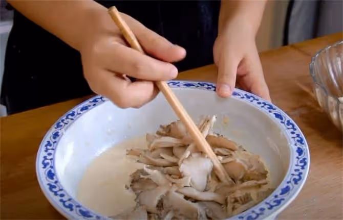 教你飯店炸蘑菇做法，只用麵粉還不夠，掌握黃金比例，酥脆不油膩