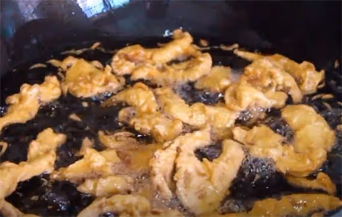 教你飯店炸蘑菇做法，只用麵粉還不夠，掌握黃金比例，酥脆不油膩