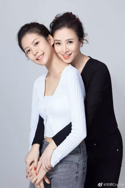 翁虹一家三口春假游，15歲小水晶美貌出眾似媽媽，留學美國讀書