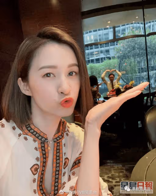 39歲身形苗條大玩空中瑜伽！前TVB女星與富貴老公罕有放閃賀牛一