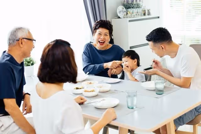 丈夫去世,婆婆把她趕出家門,現在她再婚了,婆婆卻來到了她家裡