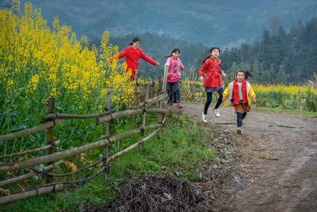 老同學病重急需錢，我給一千，開工廠的她給五十，到醫院我才懂了