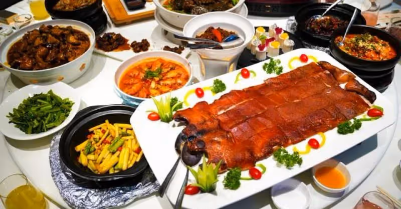 兒媳第一次上門，婆婆只做了一個菜，公公帶著兒子和媳婦去了飯店