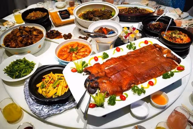 兒媳第一次上門，婆婆只做了一個菜，公公帶著兒子和媳婦去了飯店