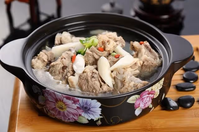 朋友連著兩天兩手空空的來我家吃飯,今天她帶了一袋子核桃又來了