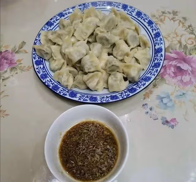 朋友連著兩天兩手空空的來我家吃飯，今天她帶了一袋子核桃又來了