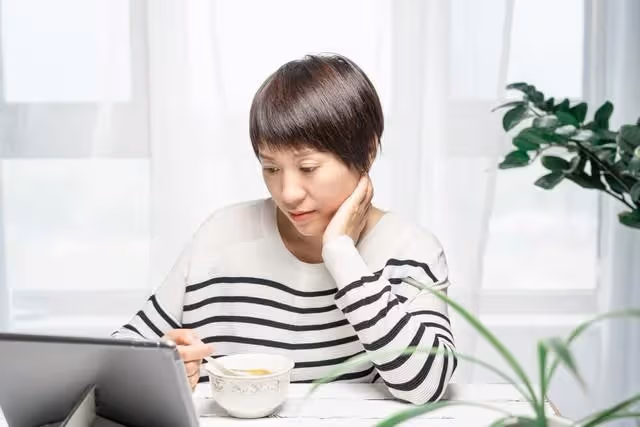 清明節掃墓,我讓小叔子一家人去飯店吃飯,婆婆:明年不要回來了