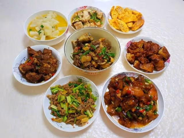 清明節掃墓,我讓小叔子一家人去飯店吃飯,婆婆:明年不要回來了