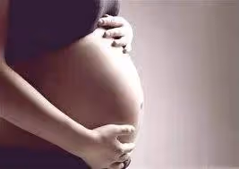 我挺孕肚做16口的家宴， 一下倒了3袋鹽　婆婆摔了盤子「老公掀了飯桌」對我大駡！