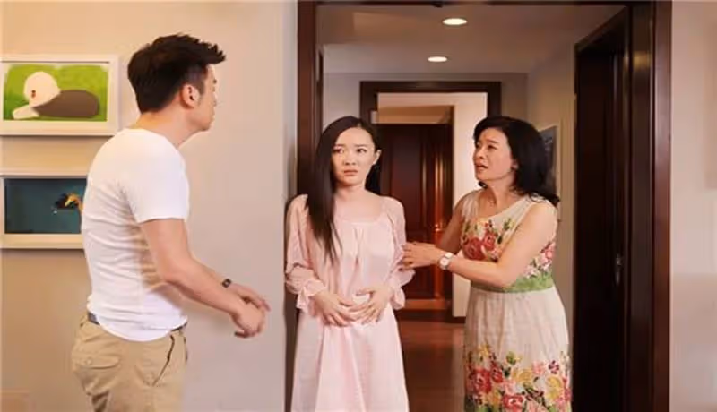 我挺孕肚做16口的家宴, 一下倒了3袋鹽 婆婆摔了盤子「老公掀了飯桌」對我大駡!