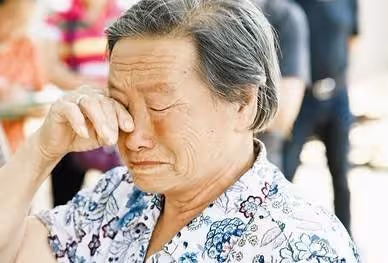 外孫生日鄉下老人送去一籃土雞蛋,親家母嫌寒酸放門,臨走時女兒給她一袋垃圾,打開看後淚流滿面!