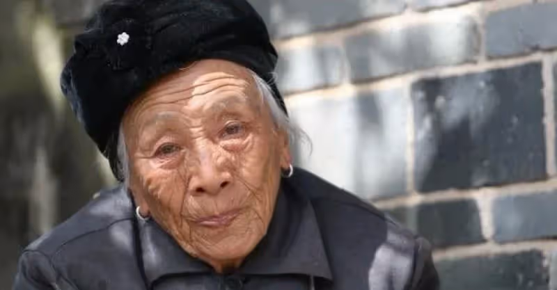 孫子生病老兩口拿退休金去旅遊，兒媳打來電話，婆婆去女兒家養老！
