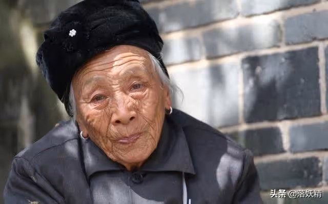 孫子生病老兩口拿退休金去旅遊,兒媳打來電話,婆婆去女兒家養老!