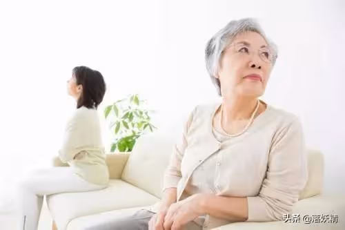 娘家送排骨婆婆不讓吃,小姑回娘家滿漢全席,兒媳掀翻桌:太偏心
