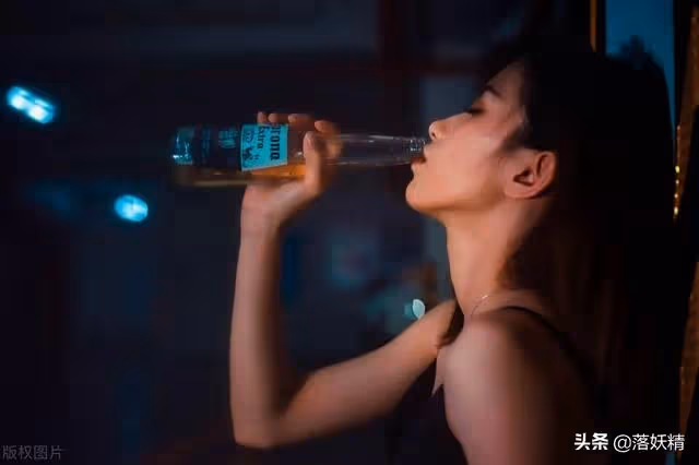 娘家送排骨婆婆不讓吃,小姑回娘家滿漢全席,兒媳掀翻桌:太偏心