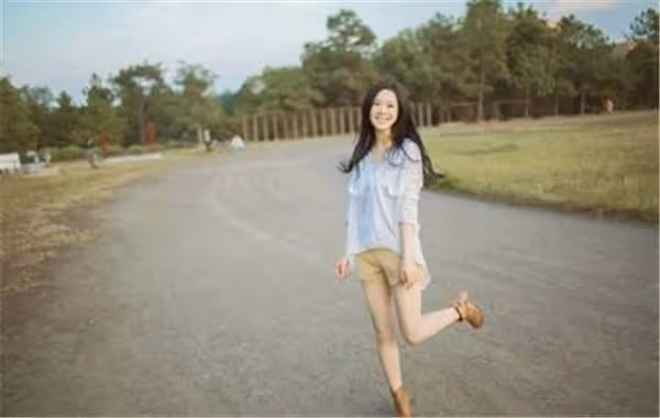 坐月子媽媽送來土雞,臨走婆婆塞給她一個薄紅包,回家一打開媽紅了眼!