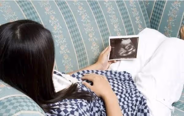 坐月子媽媽送來土雞,臨走婆婆塞給她一個薄紅包,回家一打開媽紅了眼!