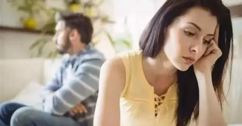 新婚半年丈夫接公婆來住，下班看到侄子侄女吃飯，妻子賣掉陪嫁房！