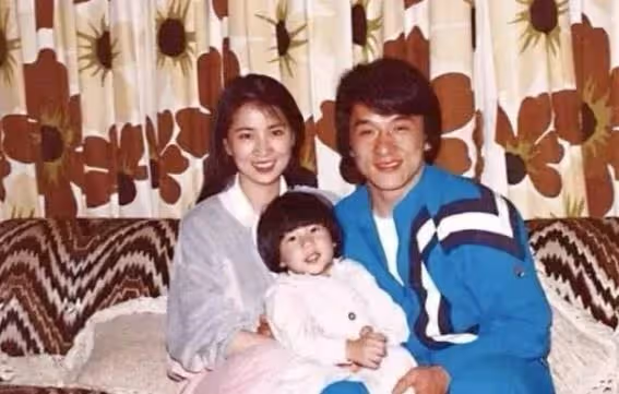 成龍70歲老婆罕見露面!穿套裝拎20萬包超搶眼,網友:狠狠拿捏住「貴婦范」