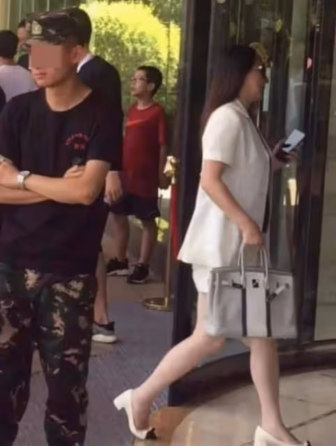 成龍70歲老婆罕見露面!穿套裝拎20萬包超搶眼,網友:狠狠拿捏住「貴婦范」