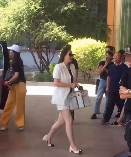 成龍70歲老婆罕見露面!穿套裝拎20萬包超搶眼,網友:狠狠拿捏住「貴婦范」