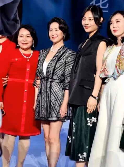 60歲何超瓊:活動生圖曝光,氣質短髮身價百億,這次沒戴珍珠耳環