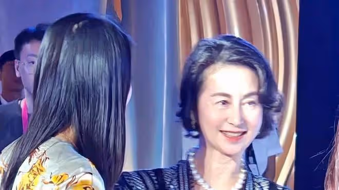 60歲何超瓊:活動生圖曝光,氣質短髮身價百億,這次沒戴珍珠耳環