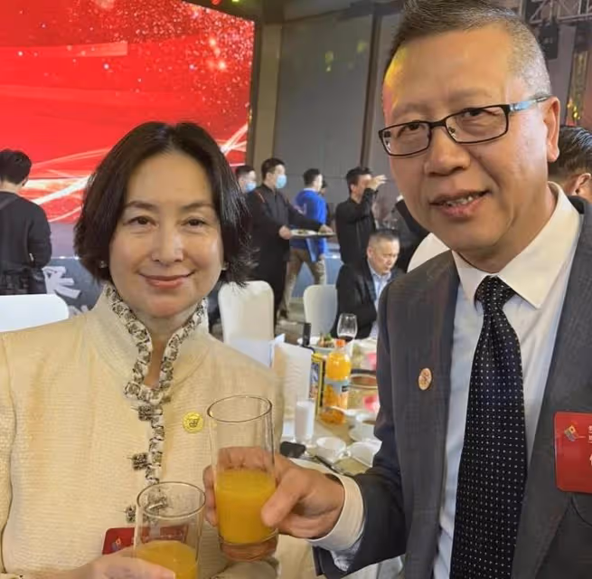 60歲何超瓊:活動生圖曝光,氣質短髮身價百億,這次沒戴珍珠耳環