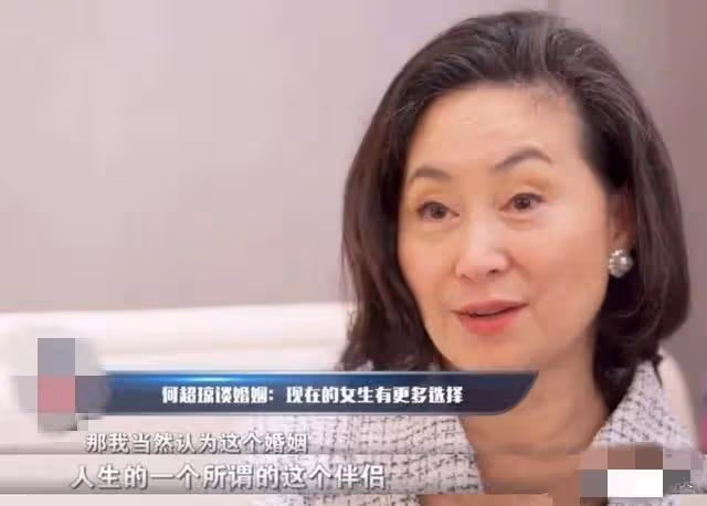 60歲何超瓊:活動生圖曝光,氣質短髮身價百億,這次沒戴珍珠耳環