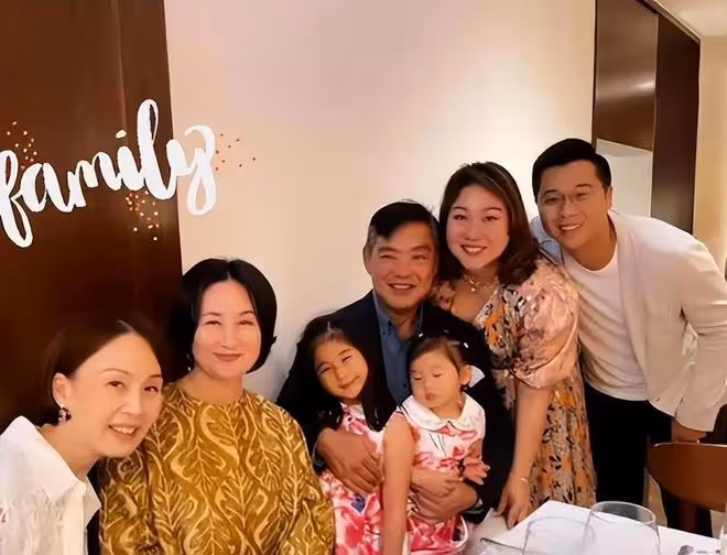 60歲何超瓊:活動生圖曝光,氣質短髮身價百億,這次沒戴珍珠耳環