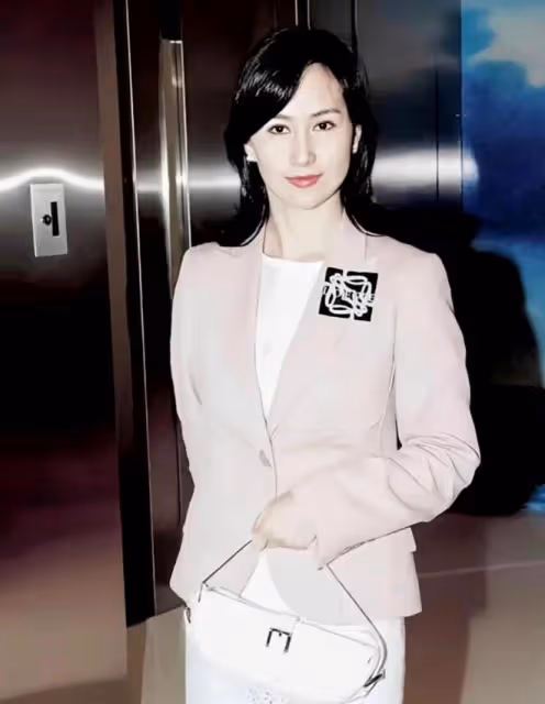 60歲何超瓊:活動生圖曝光,氣質短髮身價百億,這次沒戴珍珠耳環