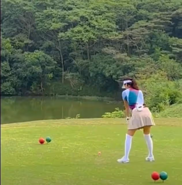 徐靜蕾:美國近況曝光,穿超短裙打球身材好,黃立行也罕見發聲了