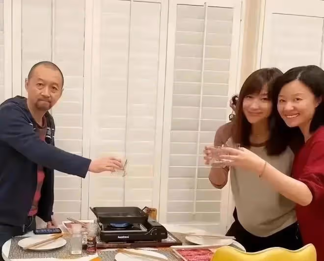 徐靜蕾:美國近況曝光,穿超短裙打球身材好,黃立行也罕見發聲了