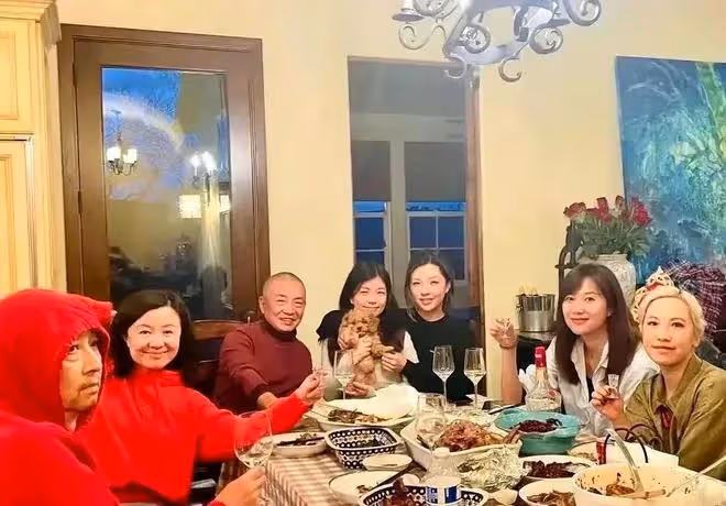 徐靜蕾:美國近況曝光,穿超短裙打球身材好,黃立行也罕見發聲了