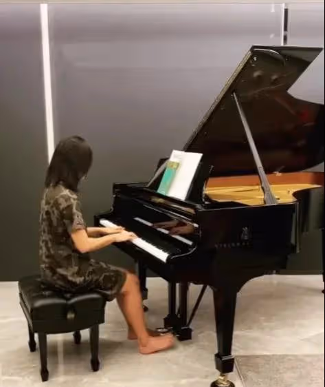 徐靜蕾:美國近況曝光,穿超短裙打球身材好,黃立行也罕見發聲了