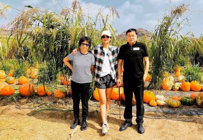 徐靜蕾:美國近況曝光,穿超短裙打球身材好,黃立行也罕見發聲了