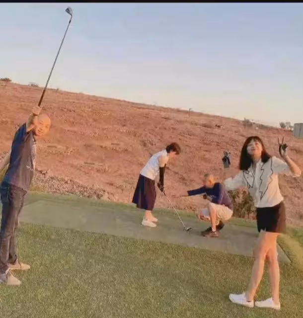 徐靜蕾:美國近況曝光,穿超短裙打球身材好,黃立行也罕見發聲了