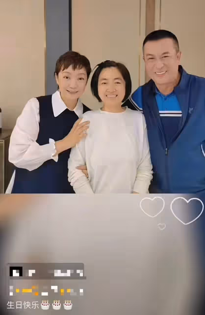 53歲張嘉譯攜老婆罕露面!紅光滿面肚腩突出,王海燕仍膚白迷人