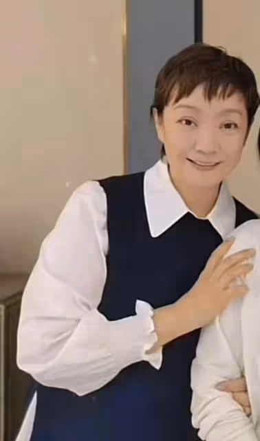 53歲張嘉譯攜老婆罕露面!紅光滿面肚腩突出,王海燕仍膚白迷人