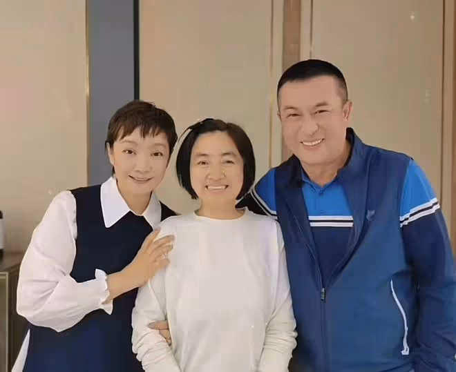53歲張嘉譯攜老婆罕露面!紅光滿面肚腩突出,王海燕仍膚白迷人