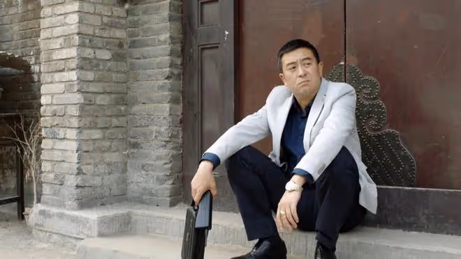 53歲張嘉譯攜老婆罕露面!紅光滿面肚腩突出,王海燕仍膚白迷人