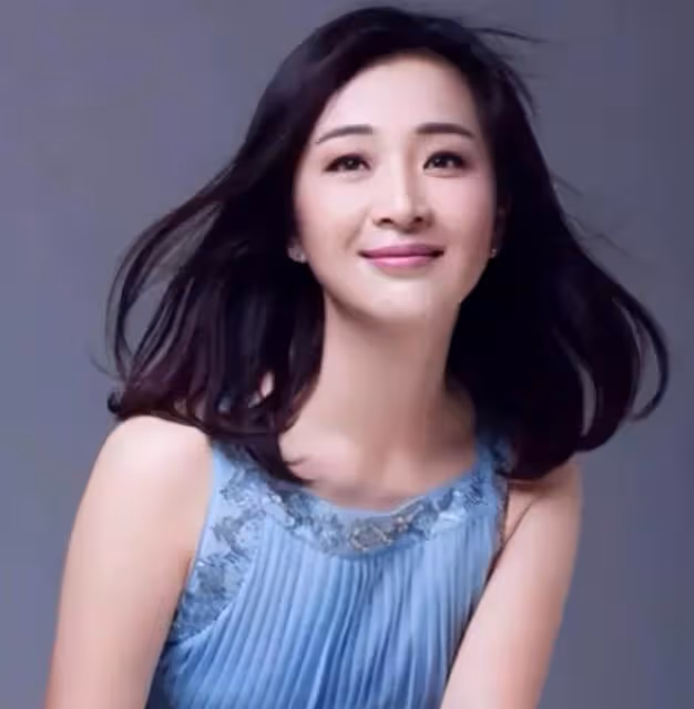 53歲張嘉譯攜老婆罕露面!紅光滿面肚腩突出,王海燕仍膚白迷人