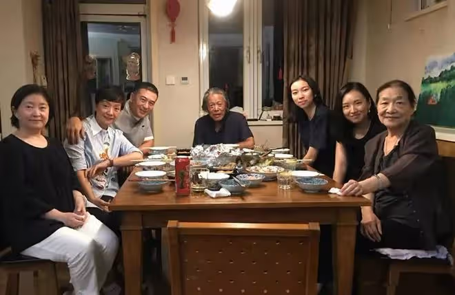 53歲張嘉譯攜老婆罕露面!紅光滿面肚腩突出,王海燕仍膚白迷人
