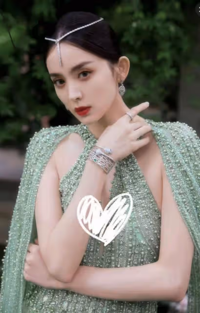 眾星晚宴生圖:古力娜扎深V秀美腿,佟麗婭嫵媚豐腴,姚晨顯疲憊