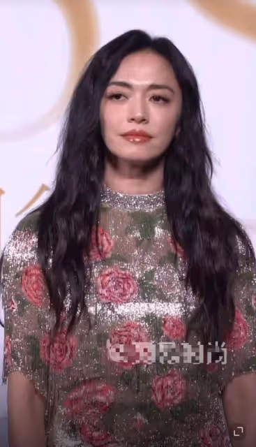 眾星晚宴生圖:古力娜扎深V秀美腿,佟麗婭嫵媚豐腴,姚晨顯疲憊