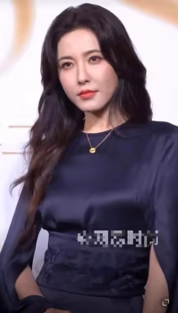 眾星晚宴生圖:古力娜扎深V秀美腿,佟麗婭嫵媚豐腴,姚晨顯疲憊
