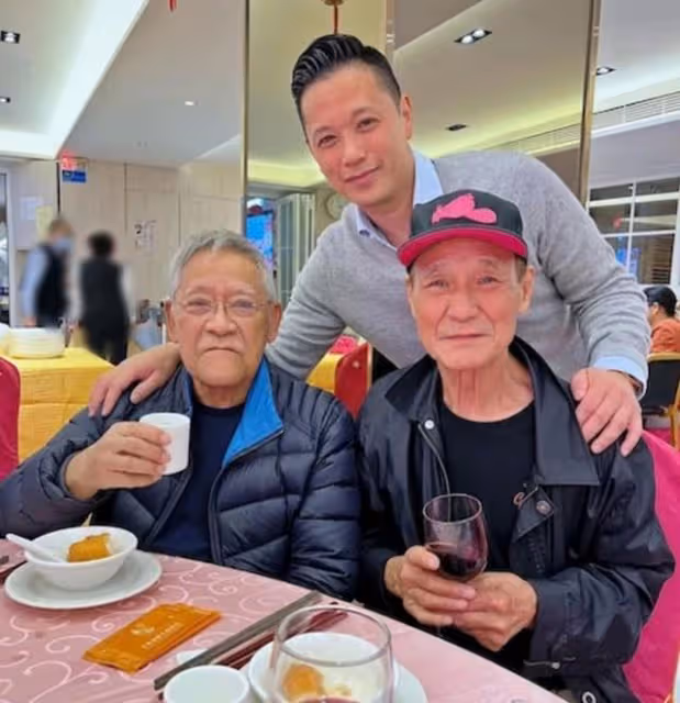 近況憂心!79歲香港資深藝人靠拐杖助力行走,自認年紀大身體不好