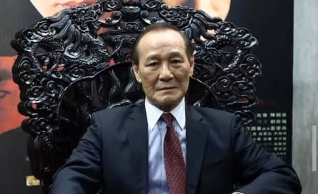 近況憂心!79歲香港資深藝人靠拐杖助力行走,自認年紀大身體不好