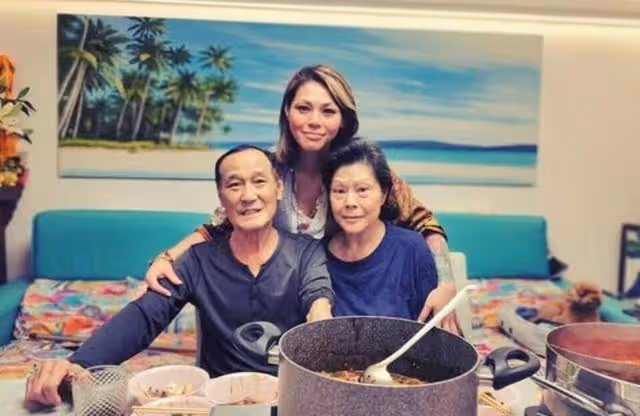 近況憂心!79歲香港資深藝人靠拐杖助力行走,自認年紀大身體不好