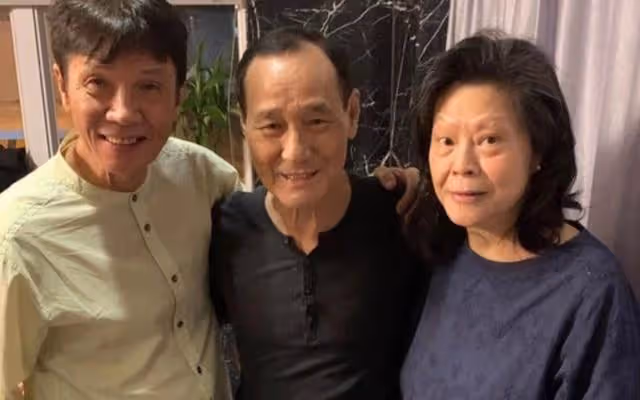 近況憂心!79歲香港資深藝人靠拐杖助力行走,自認年紀大身體不好